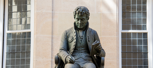 Statue d'Antoine-Isaac Silvestre de Sacy située dans la cour du bâtiment historique de l'Inalco © Mathious Gomes