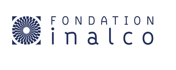 "Fondation Inalco" Ecrit en bleu foncé sur deux lignes, fond blanc. A gauche une sorte de roue bleue et blanche