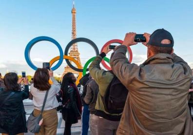 Les anneaux olympiques devant la Tour Eiffel