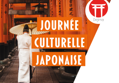 une dame japonaise marche de dos dans un temple vêtue d'une tenue traditionnelle