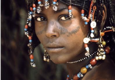 Portrait d'une femme portant des bijoux