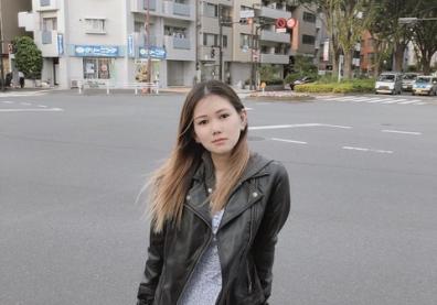 Portrait d'une jeune femme dans la rue