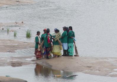 Femmes indiennes au bord du fleuve