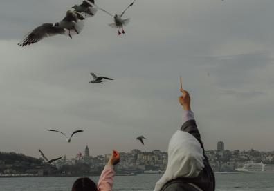 Mère et fille regardent les oiseaux