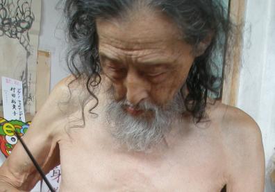 Un homme japonais qui dessine sur soi