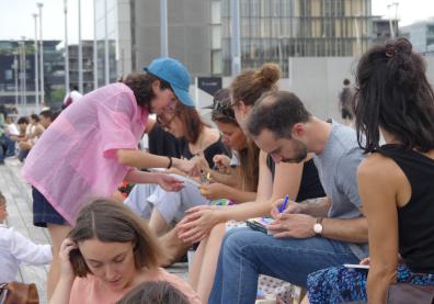 L'illustratrice Morgane Guerry mène un atelier de dessin avec un groupe en extérieur