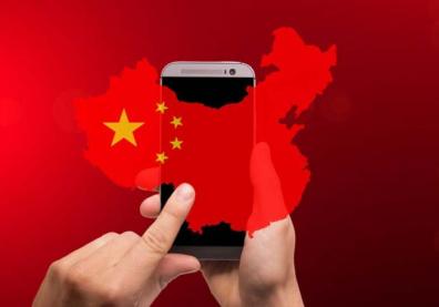 Le drapeau chinois avec un téléphone