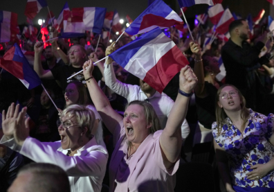 Des femmes ravies dans un meeting avec des drapeaux français à la main