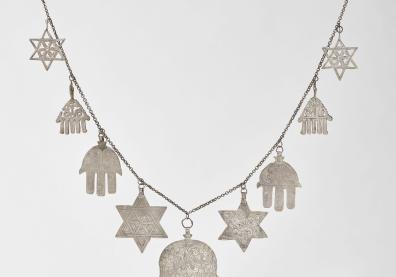 Collier en argent avec des pendentifs