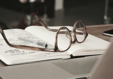 des lunettes de vue posées sur un cahier