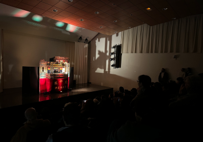Un théâtre de marionnettes dans un auditorium
