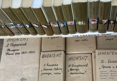 Rangées de livres et boîtes de rangement marron clair