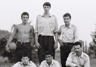 Photo en noir et blanc d'homme footballeurs