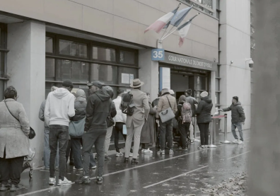 Un file d'attente devant un bâtiment administratif