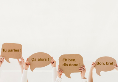 Mains tendant des bulles de BD sur fond blanc