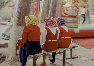 Photo de 3 femmes de dos sur un banc