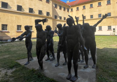 Statues en bronze entourées de bâtiment