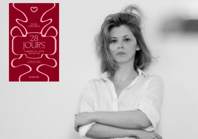 Photo en noir et blanc d'une jeune femme bras croisés cheveux au vent avec sur la gauche la couverture d'un livre rouge