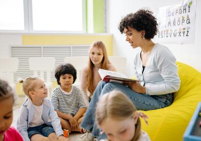 Institutrice et enfants dans une classe