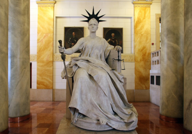 Statue en marbre blanc d'une dame avec une couronne