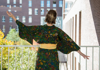 Une femme de dos en tenue traditionnelle