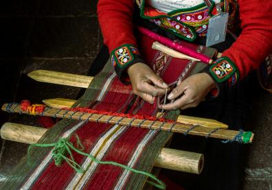 une personne en tenue traditionnelle tissée