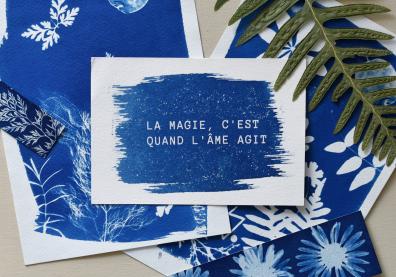 Des papiers peints en bleu 