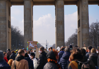 Attroupement de personnes devant des colonnes