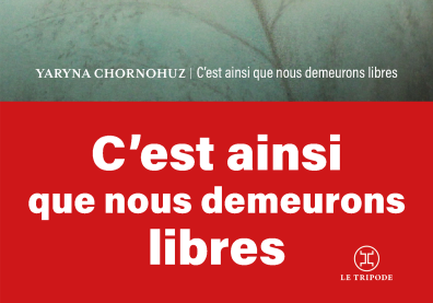 En haut les branche d'un arbre et la grande partie de l'image un bandeau rouge avec des grosses lettres blanches