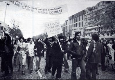 Une photo en noir et blanc d'une manifestation dans les rues de Paris