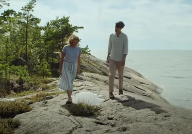 Scène du film "Odotus" : un homme et une femme sur des rochers longeant la mer