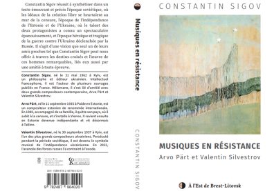 Des écritures de couleur noire à gauche avec en bas à gauche un code barre et à droite un tableau avec une montagne au loin, une prairie en pente et une ranger d'arbres