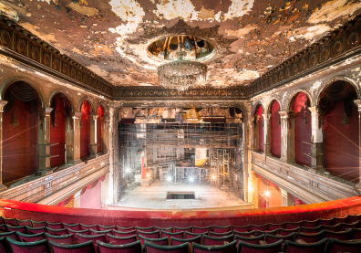 Intérieur d'un théâtre délabré