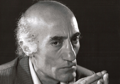 Photo en noir et blanc d'un homme chauve avec les mains jointes