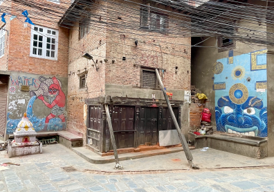 Un immeuble en briques avec des illustrations sur les murs 