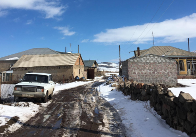 Village avec des maisons et des routes enneigées