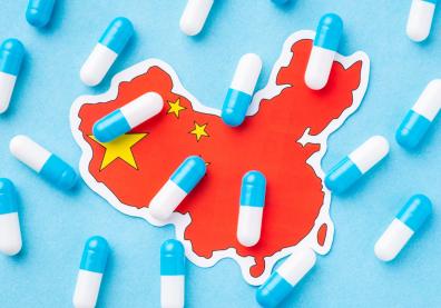 Illustration conceptuelle de l'industrie pharmaceutique Chine montrant des éléments médicaux intégrés au drapeau chinois