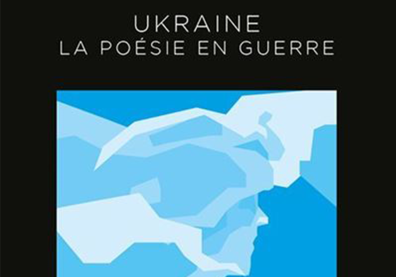 Visage blanc sur fond bleu et écriture blanche sur fond noir