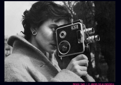 La réalisatrice est derrière sa caméra 