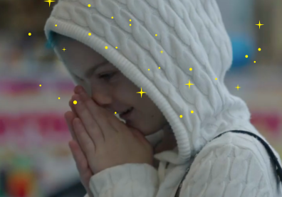 Extrait de l'affiche du film. Petite fille ukrainienne les mains jointes devant elle.