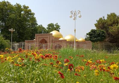 Vue du mausolée avec jardin
