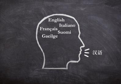 Un dessin d'un homme de profil avec des mots écrits dans son cerveau