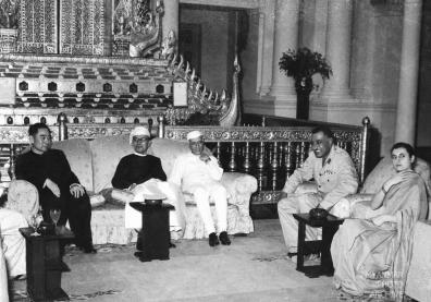 Zhou Enlai, Nehru, Nasser et Indira Gandhi assis