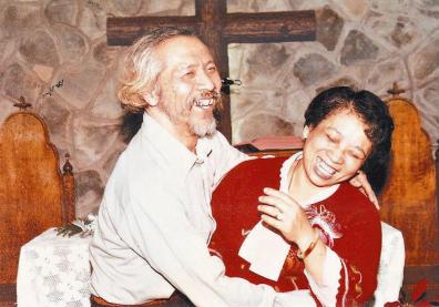 Extrait du film "Hand in Hand" (Taïwan) : un homme et une femme s'enlacent en riant