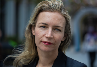 Photo d'une femme blonde avec du rouge à lèvres
