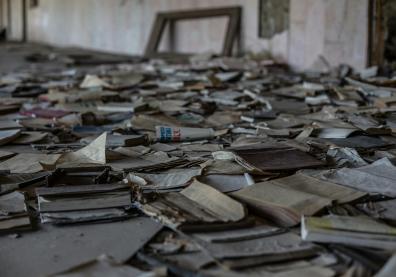 Papiers brûlés sur le sol 