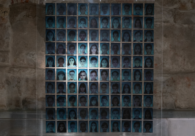 Des dizaines de photos d'identité d'enfants