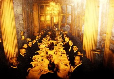 Personnels de l'Ecole des LL.O.V dînant autour d'une table