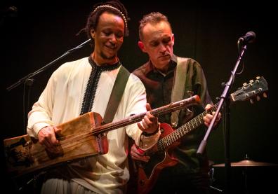 Le duo Justin Adams et Mohamed Errebbaa sur scène