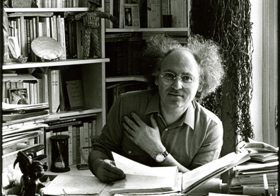 Photo d'un homme à lunettes avec les cheveux dressés